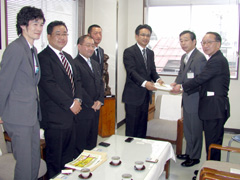 会津若松市に地図を手渡す渡部会長ら