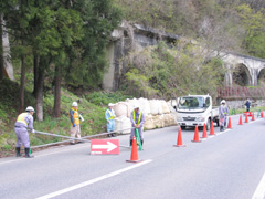 国道252号で行われた土砂搬出訓練