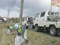 <年度始めの道路清掃風景>